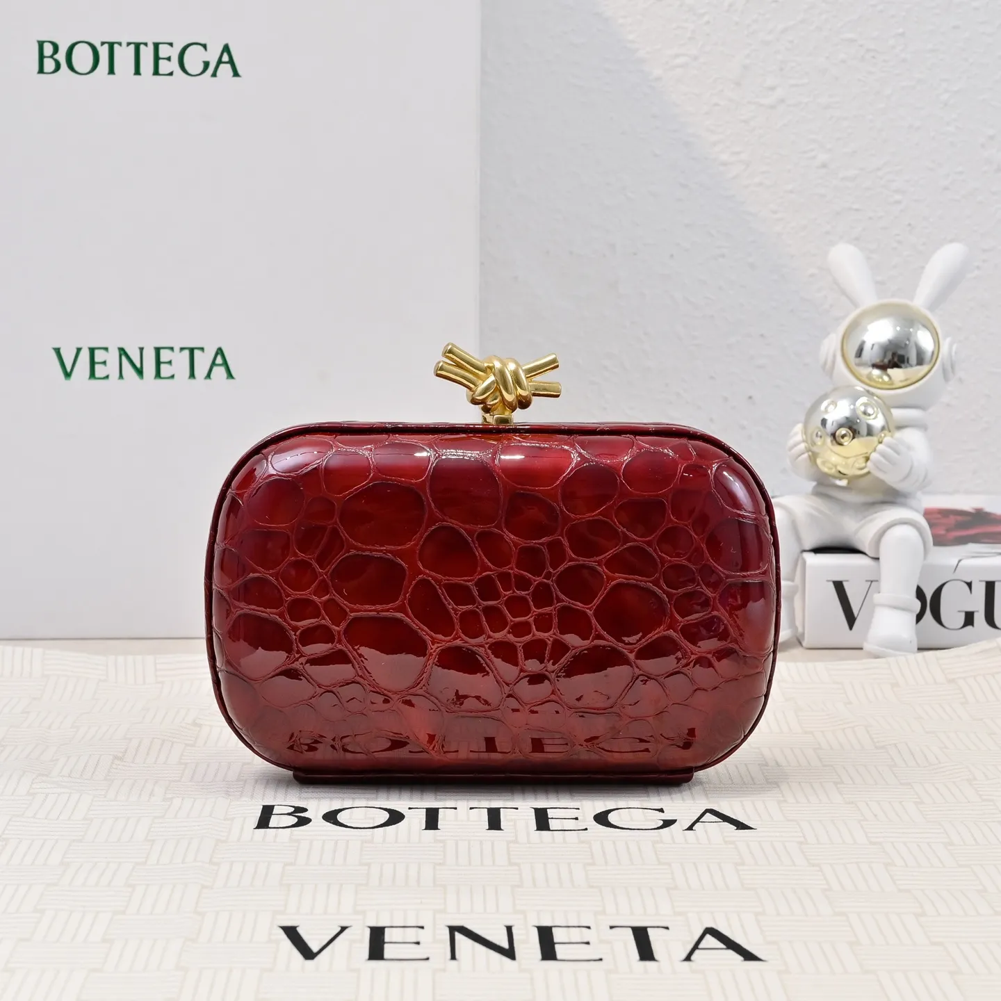 Batch 1560 #BV Knot pearlescent crocodile pattern evening bag series 🐊 Each bag reveals exquisiteness and elegance. It is made of crocodile leather with knot buckle. The leather feels super good and is unforgettable. 🐊 Crocodile pattern is a classic among classics. It looks high-end whenever you take it out ⭐️ The design is small and exquisite, low-key without logo, elegant and generous. Holding it in your hand or hanging it on your wrist will make you look more elegant and charming [Fireworks] Model: 717622 Size: 20x12x5.5
